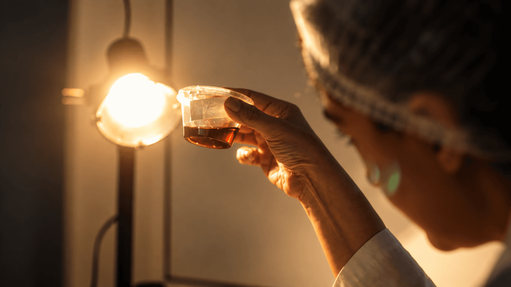 Coca-Cola reklam kadrı — şüşə detalı
