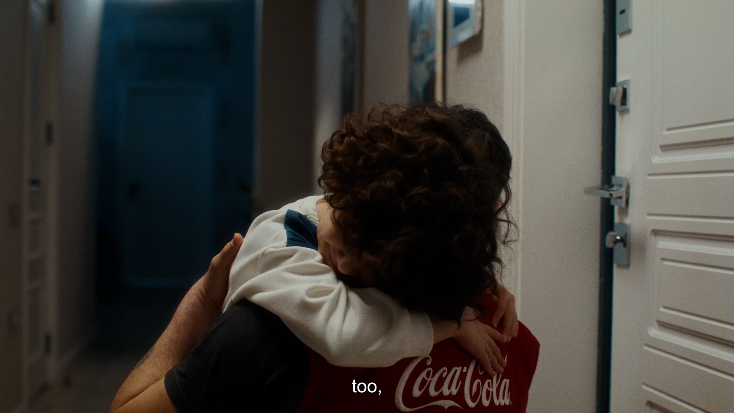Coca-Cola kino kadrı — qucaqlaşma