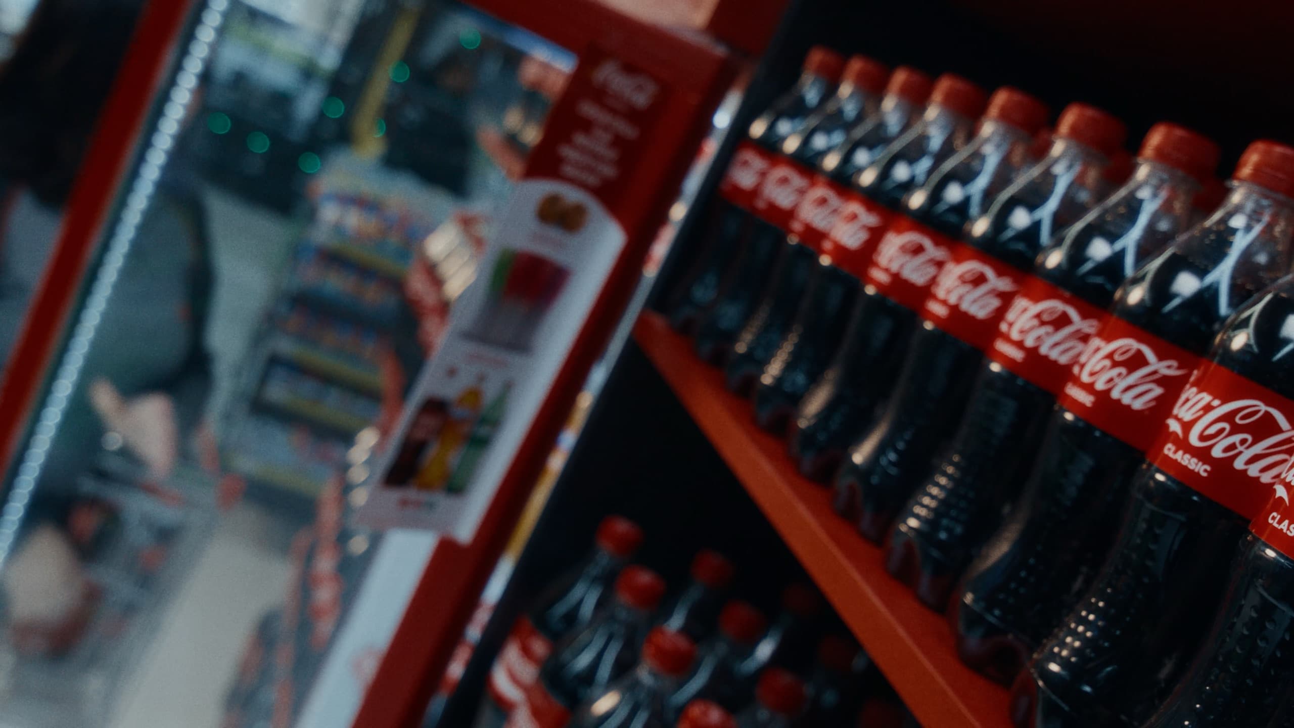 Coca-Cola kino kadrı — gecə səhnəsi